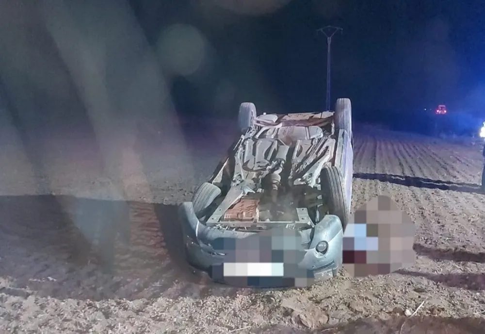 Șofer făcut zob după ce s-a răsturnat cu autoturismul