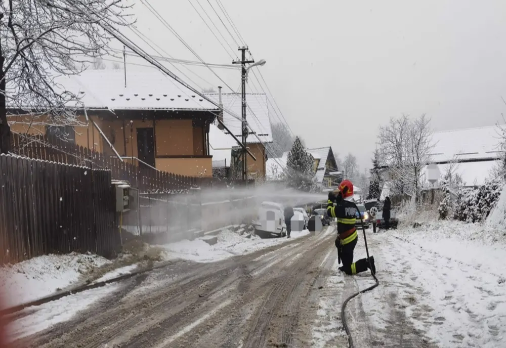 Accident pe o stradă din Piatra-Neamț! O țeavă de gaz a fost ruptă