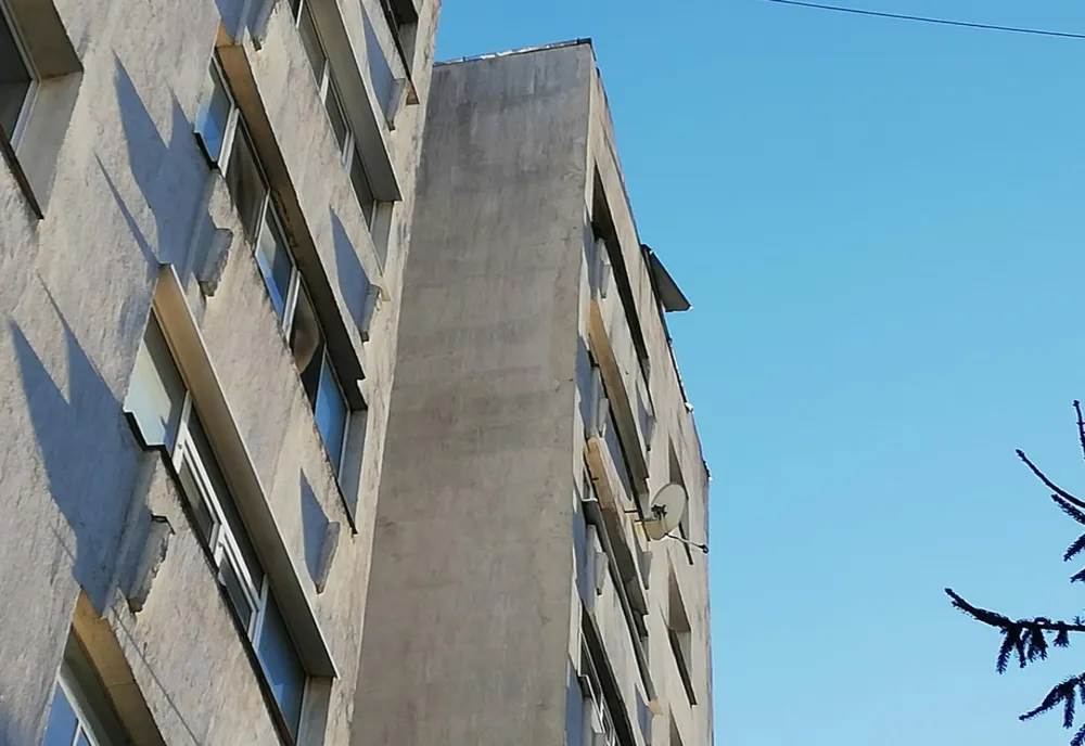 Vântul a desprins o tablă de pe acoperișul unui bloc cu 10 etaje din Piatra-Neamț