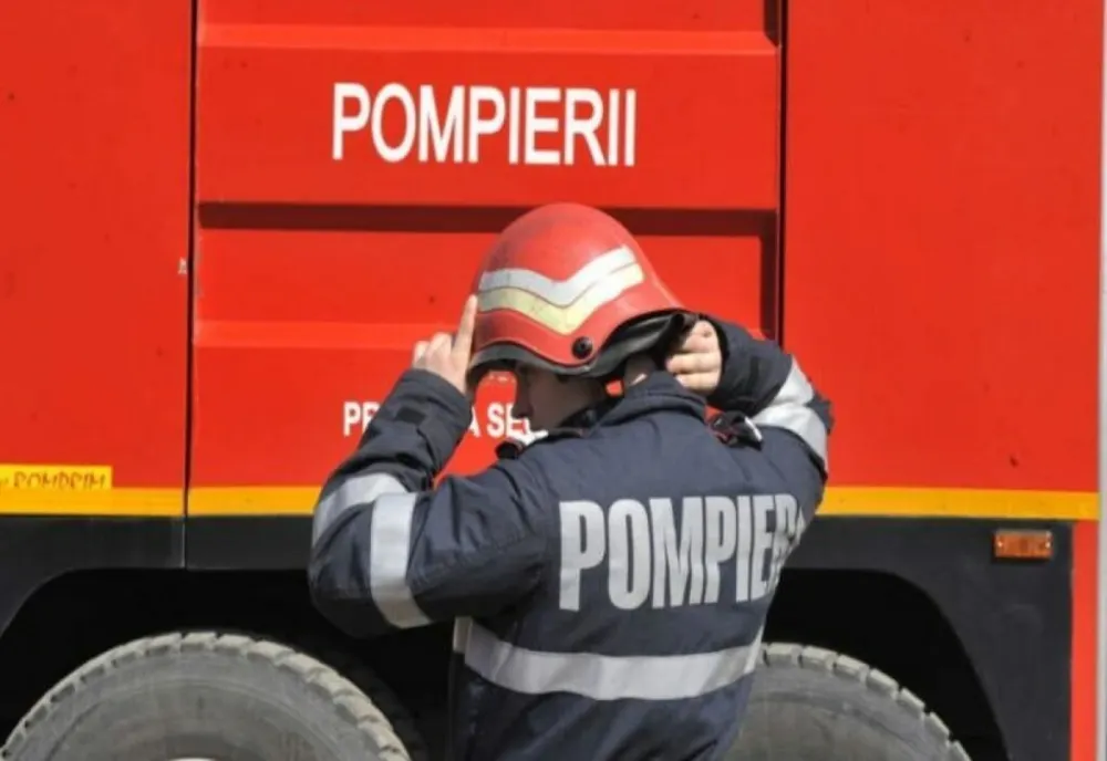 O casă, la un pas să i-a foc din cauza unui incendiu la mai multe cauciucuri aflate într-o curte