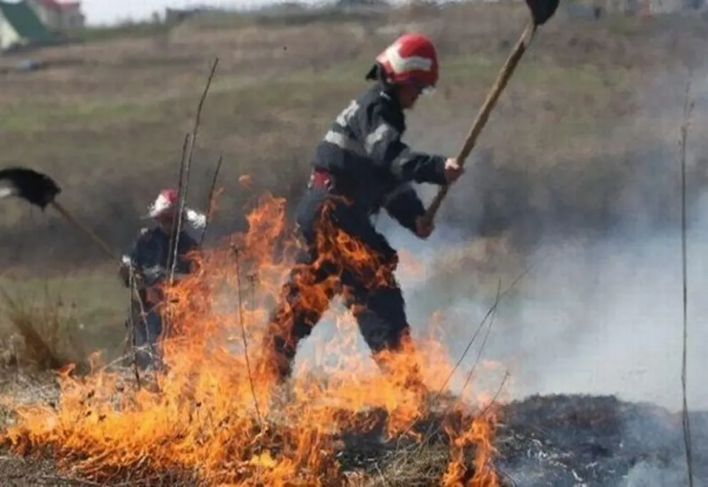 Trei incendii de vegetație uscată, într-o singură zi