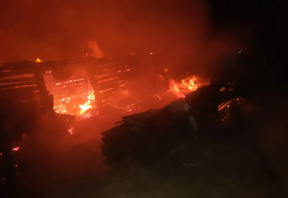 Incendiu puternic la o gospodărie din Neamț din cauza unei afumători