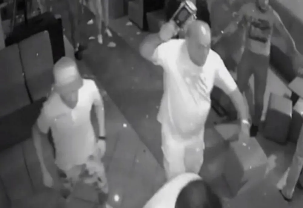 A început să lovească persoanele aflate pe o terasă! Una dintre victime are 16 ani