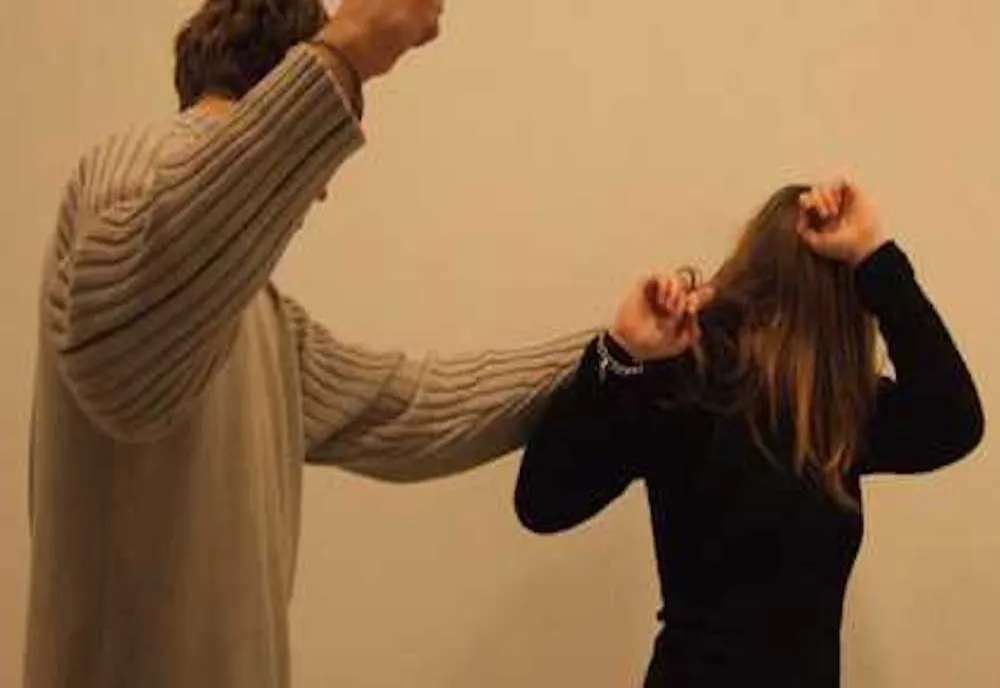 Un bărbat violent și-a bătut soția, apoi a luat fiica minoră de 3 ani și a plecat cu ea