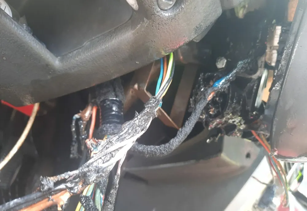 Un scurtcircuit a declanșat un incendiu la un autoturism. Proprietarul a sunat la 112
