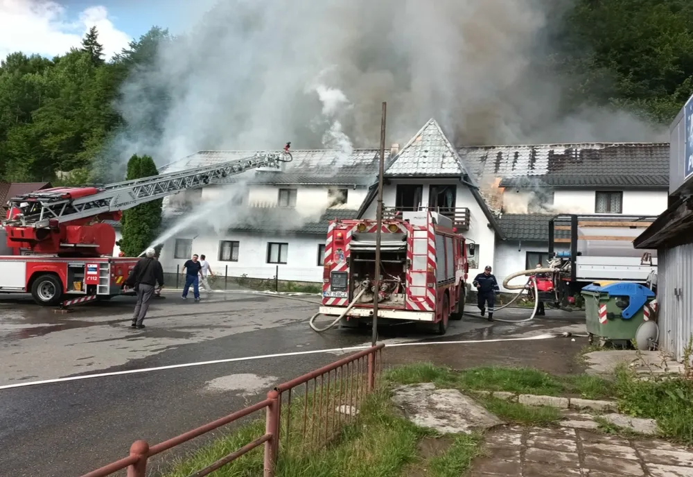 Intervenție de aproape 5 ore pentru stingerea incendiului de la fostul motel Bicaz