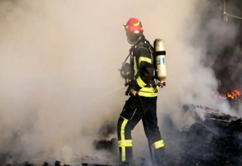 Incendiu la Mănăstirea Tărcuța. Mai multe anexe au luat foc și pun în pericol biserica