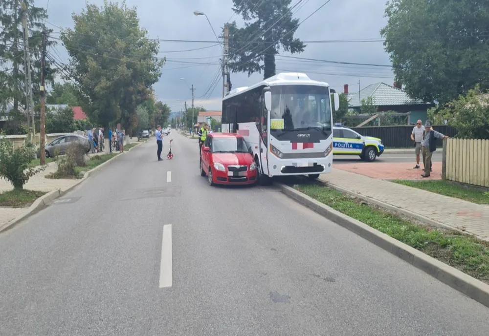 Impact între un autobuz și un autoturism!