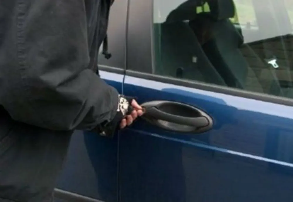 17 mașini, sparte într-o noapte în Piatra-Neamț
