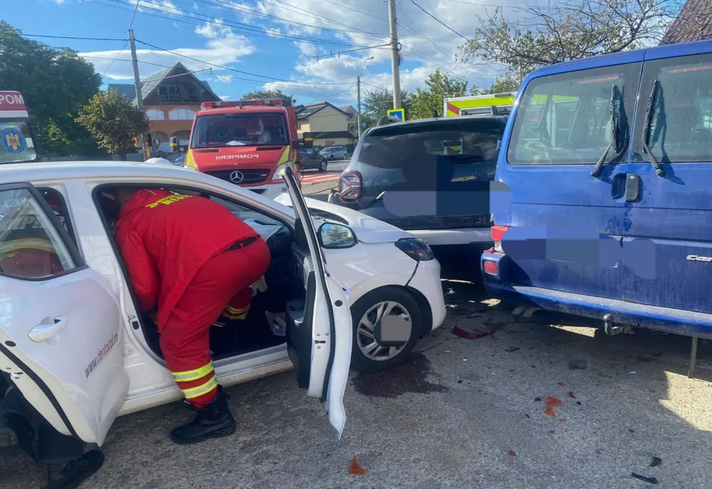 Accident rutier cu trei autoturisme implicate în Piatra Neamț. Ce anume a alertat forțele de intervenție
