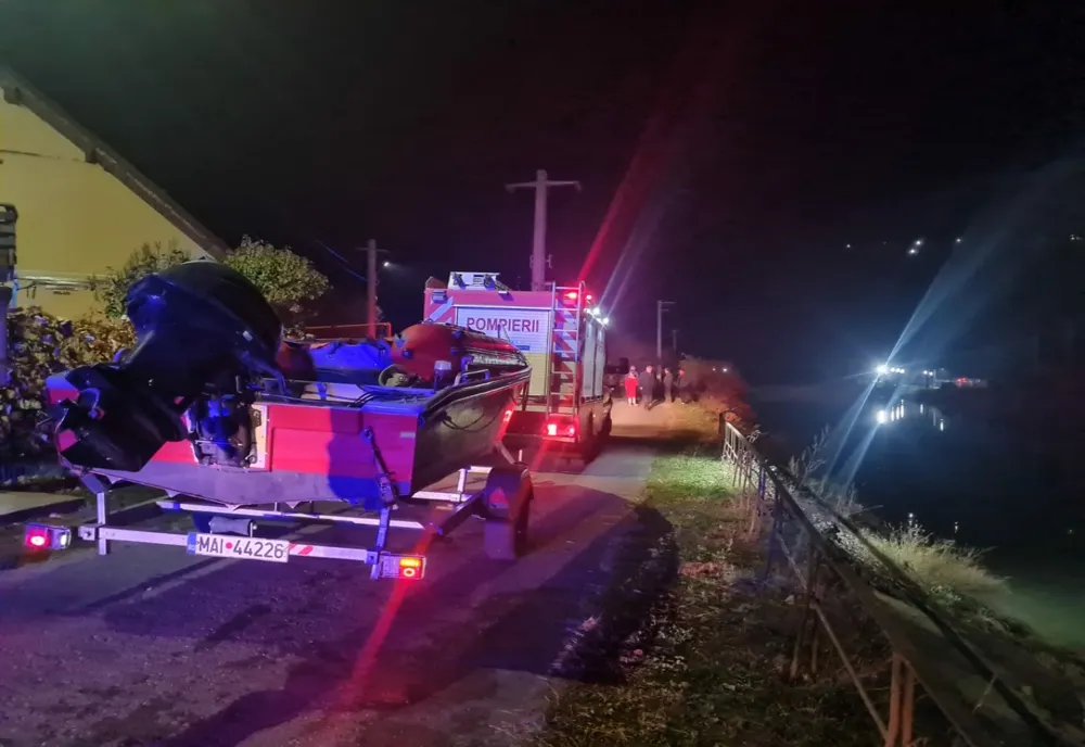 Doi tineri au plonjat cu autoturismul în canalul Bistrița. Au reușit să iasă singuri la mal