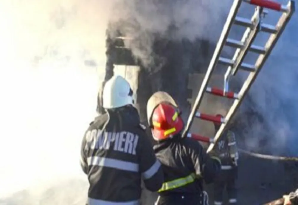 Un bărbat din Săbăoani a ajuns la spital cu atac de panică după ce i-a luat foc casa