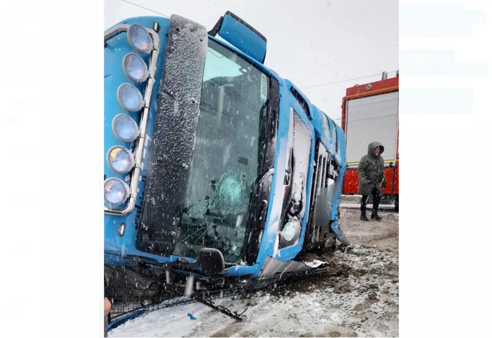 Un TIR s-a răsturnat peste gardul unei case după ce a rupt un stâlp de electricitate