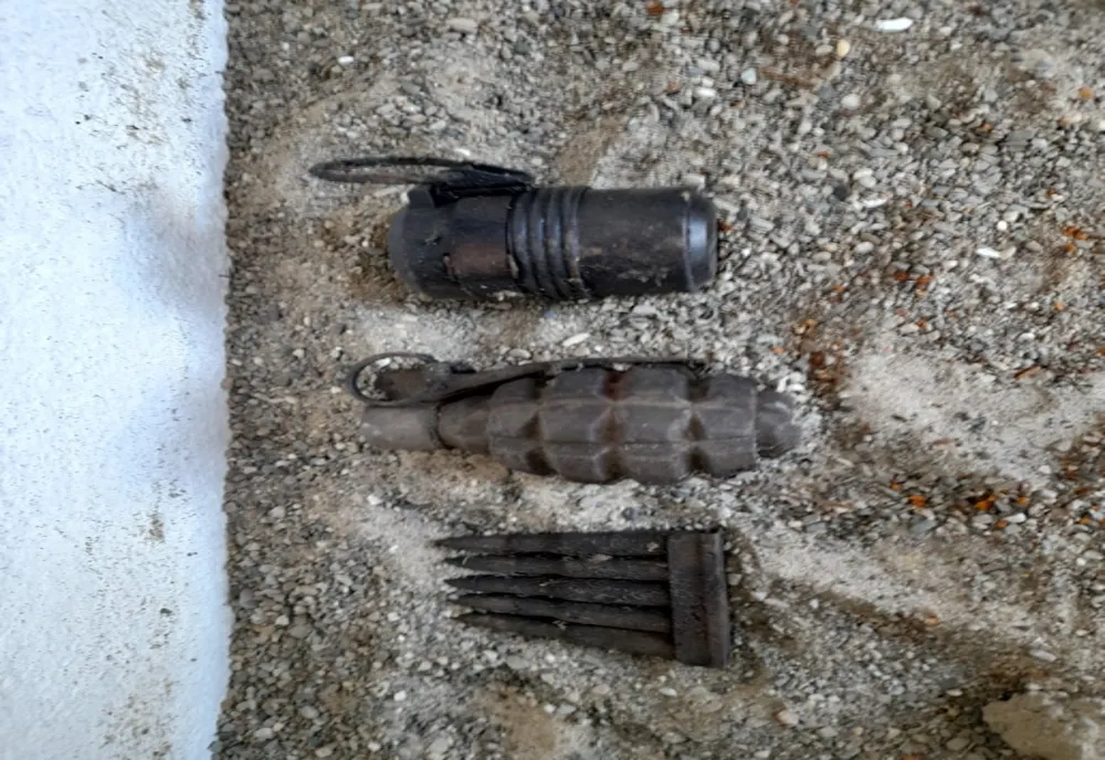 Un bărbat a făcut o descoperire periculoasă când repara un acoperiș