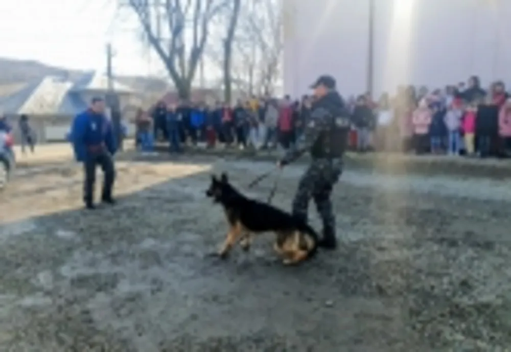 Polițiștii alături de elevii din Români, Bălțătești și Valea Seacă