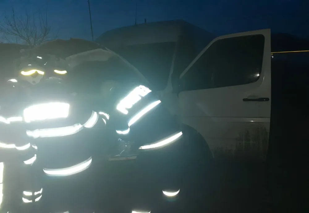 O autoutilitară a izbucnit în flăcări la Târgu Neamț