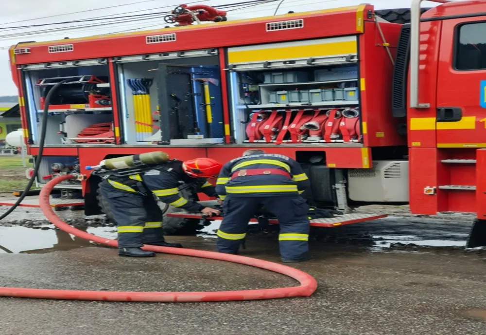 Incendiu la o hală de pe o platformă dezafectată din Roman