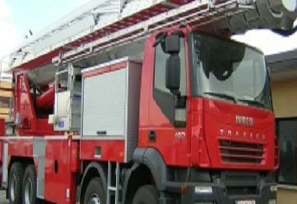 Pompierii au intervenit pentru a salva o femeie căzută în casă, în municipiul Roman