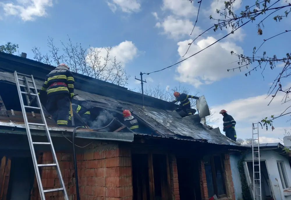 O familie din Piatra Neamț a rămas fără locuință din cauza unui incendiu