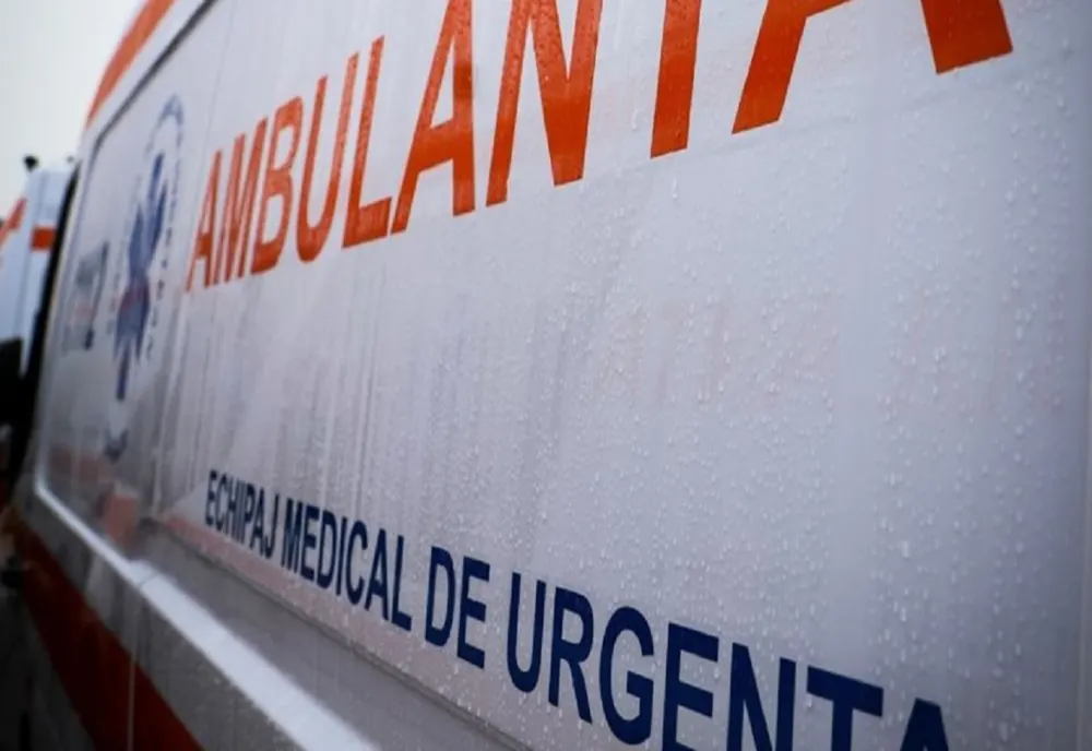 Un bărbat a scăpat doar cu câteva zgârieturi după ce a fost prins sub o cabină de TIR