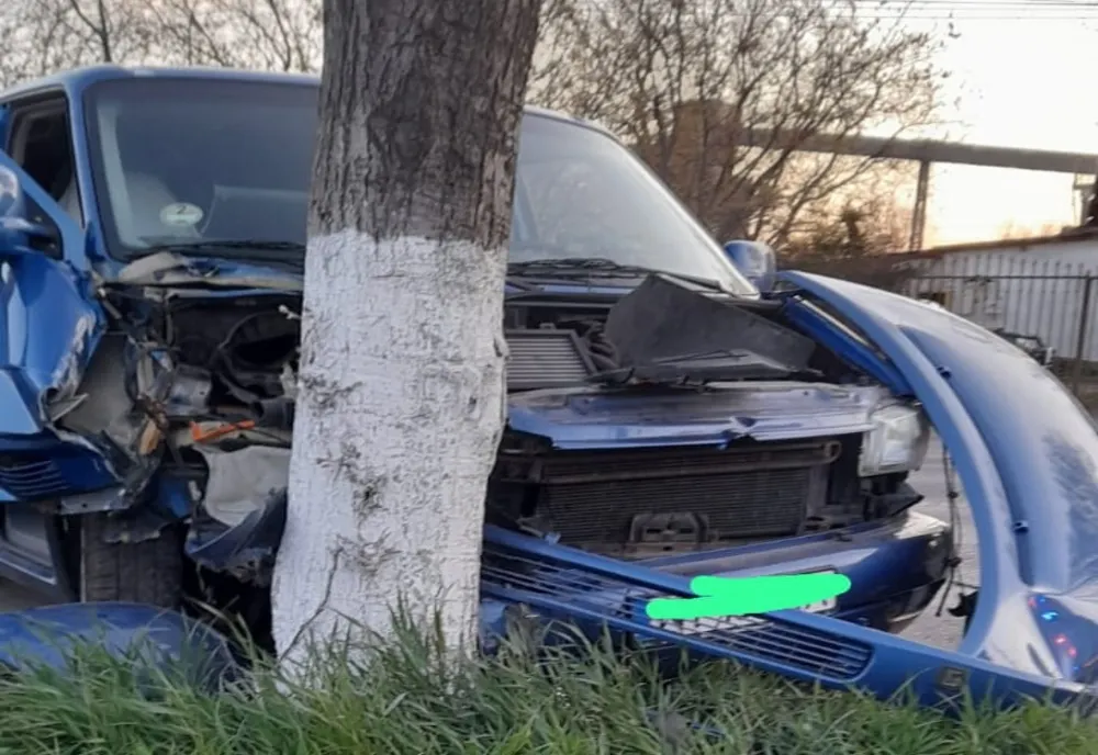 Un bărbat din Roman a ajuns la spital după ce s-a izbit cu mașina într-un copac