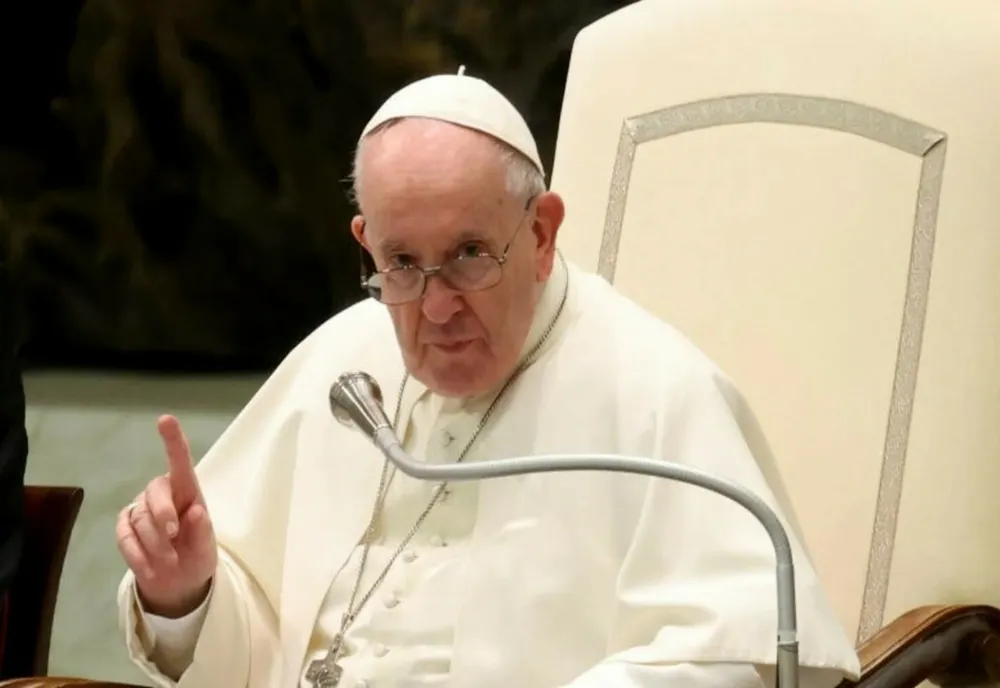BOLNAV DE PNEUMONIE, PAPA FRANCISC RĂMÂNE ÎNTR-O STARE "CRITICĂ"