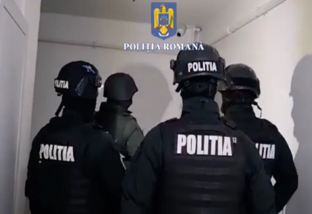 PESTE 300 DE PERCHEZIȚII, ÎN TOATĂ ȚARA: ARME ȘI MUNIȚIE, COMANDATE ONLINE ȘI LIVRATE ÎN ROMÂNIA PRIN CURIER