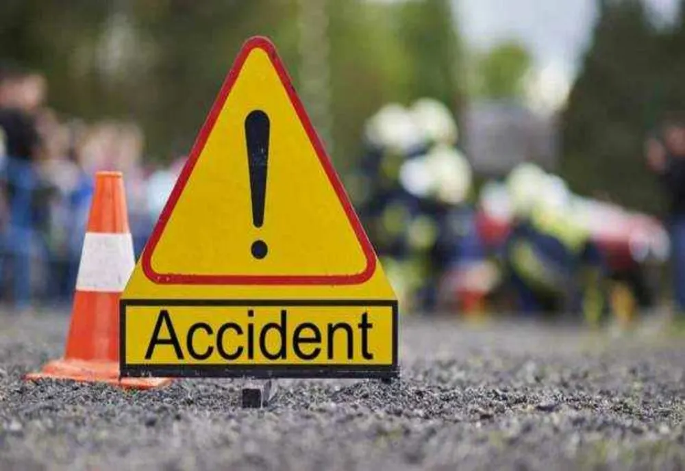 ACCIDENT CU TREI AUTOTURISME PE DN2 E85. DOI MINORI ȘI O FEMEIE DIN SUCEAVA AU FOST RĂNIȚI 
