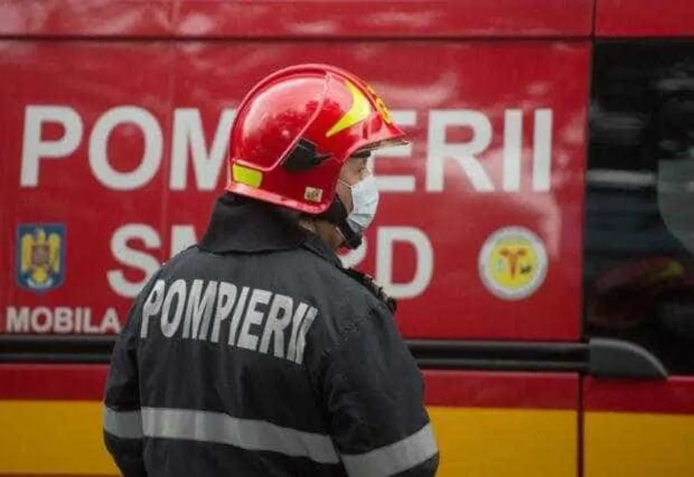 EXPLOZIE ÎNTR-O LOCUINȚĂ DIN DOCHIA. DOI BĂRBAȚI AU SUFERIT ARSURI DUPĂ EXPLOZIA UNUI TUB DE SPUMĂ POLIURETANICĂ