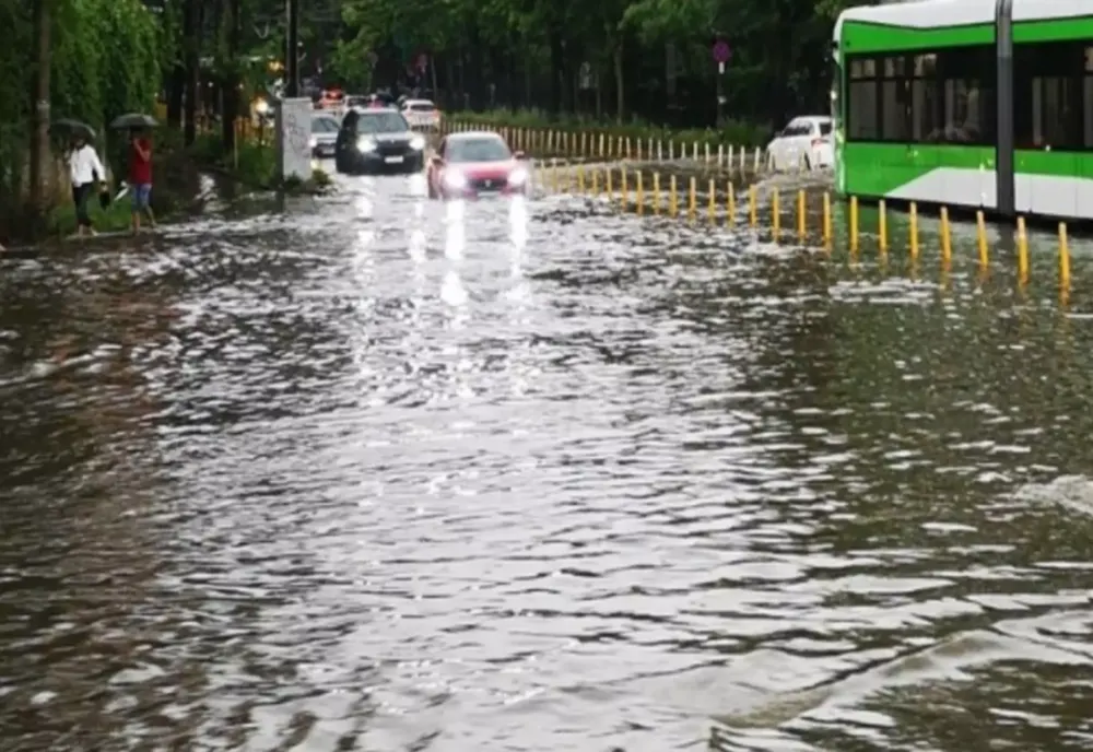 INHGA: 6 JUDEȚE, SUB COD PORTOCALIU DE INUNDAȚII, PÂNĂ MARȚI LA ORA 12:00