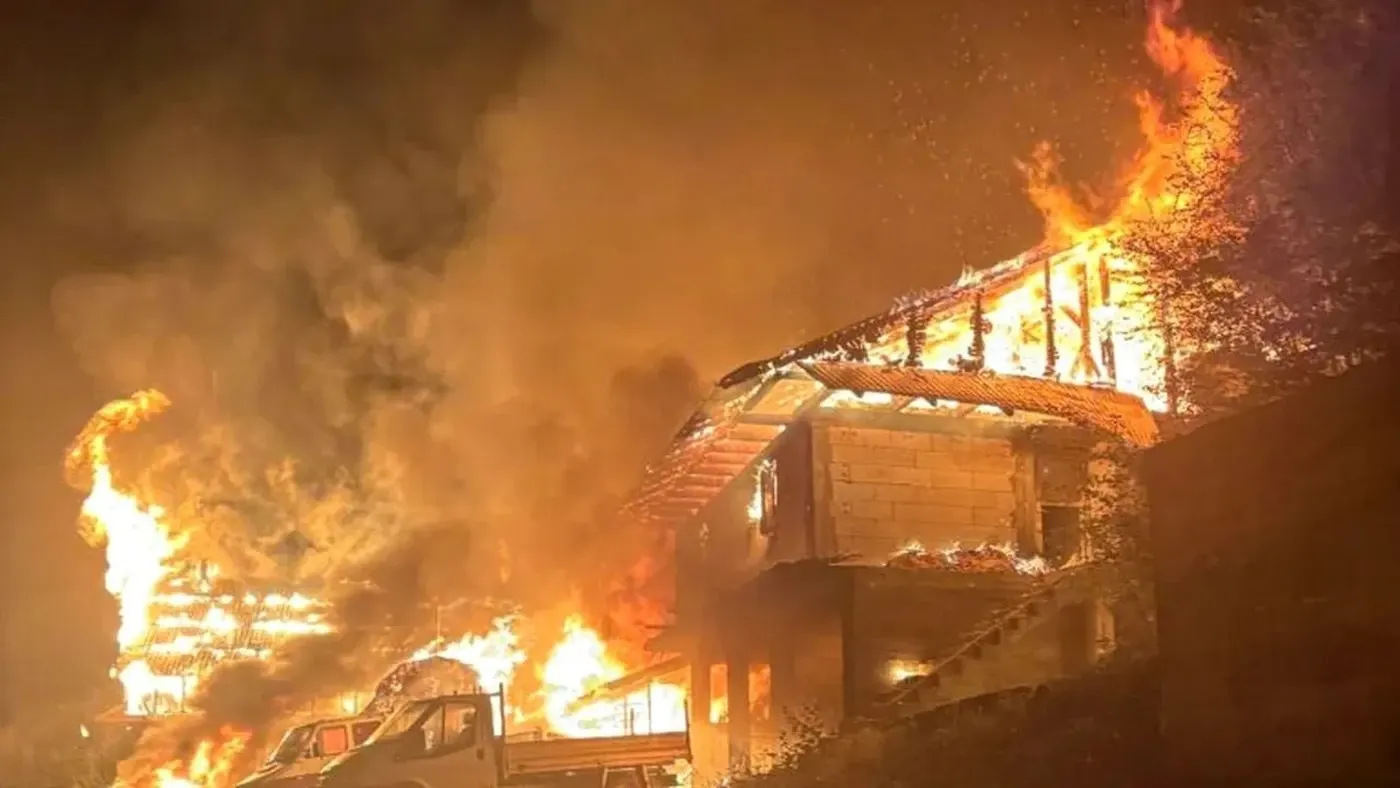 Incendiu puternic la Mănăstirea Bisericani / ISU Neamț