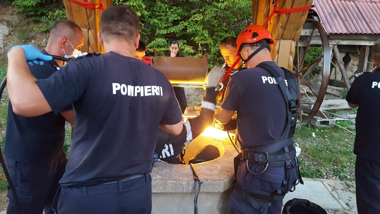 cadavru fantana pompieri