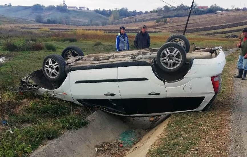 Beat și fără permis, s-a răsturnat cu mașina margineni accident