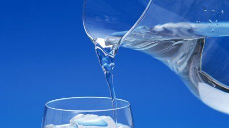 apa_apa_turnata_in_pahar_69879000