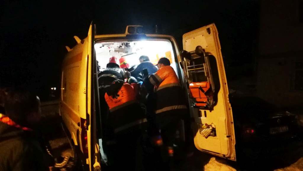 pompieri incendiu bloc barbat salvat