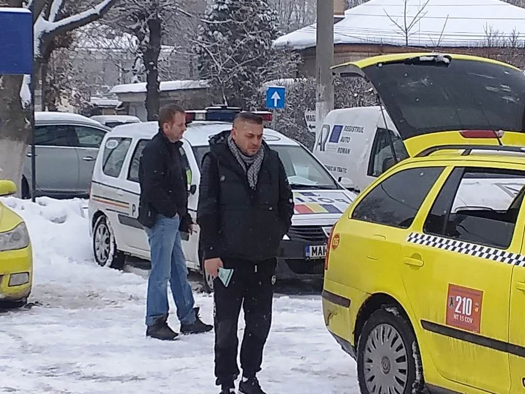 Controale la peste 50 de autovehicule destinate transportului de persoane din Roman (FOTO)