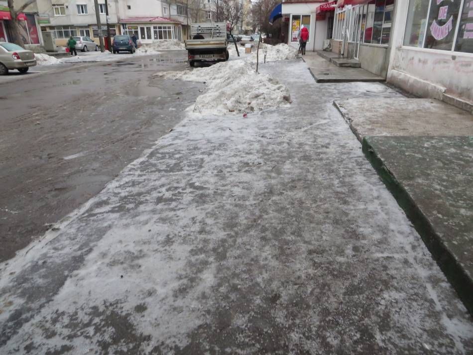 atentie pietoni trotuare patinoare