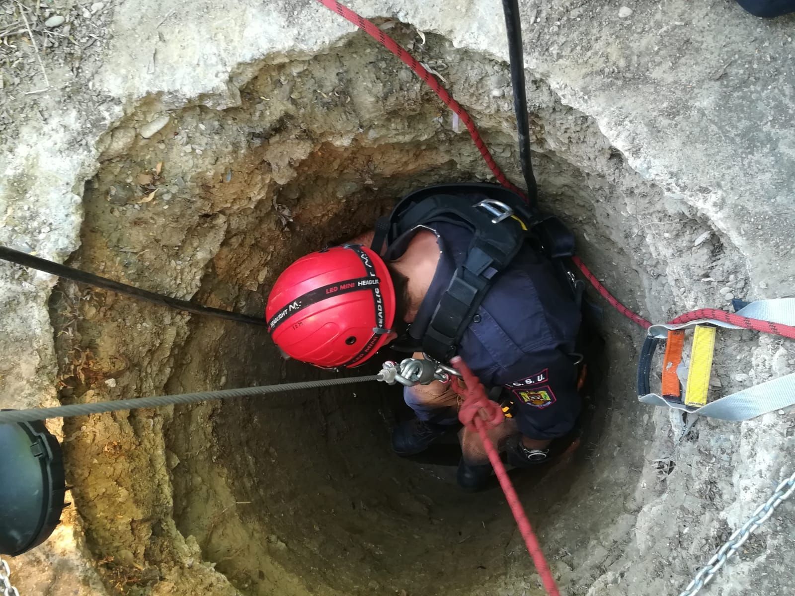 cadavru descoperit în fantana