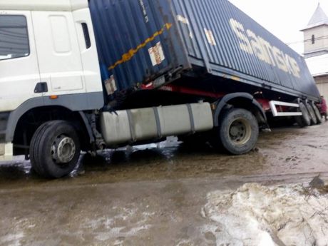 drum blocat tir derapat