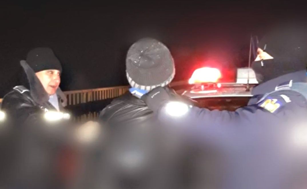 se_arunca_de_pe_pod_1