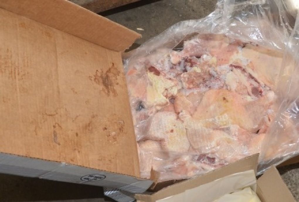 sute de kilograme de carne