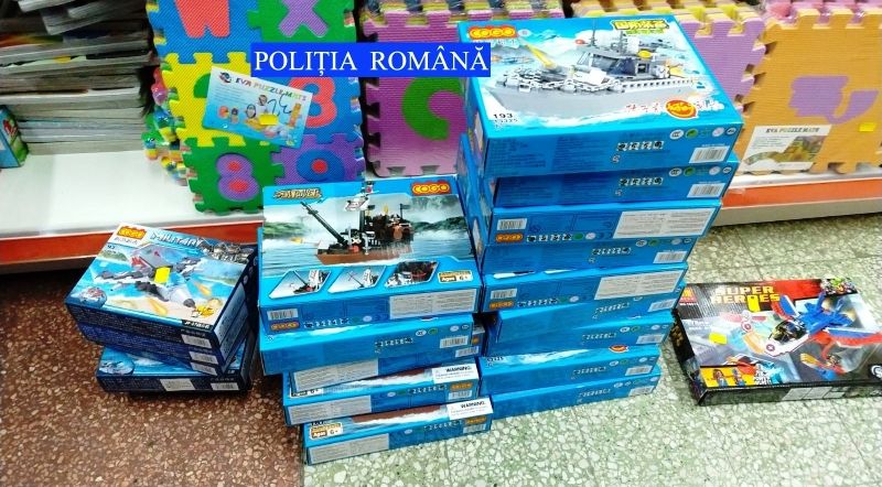 Jucării şi rechizite şcolare contrafăcute la un magazin din Piatra-Neamț