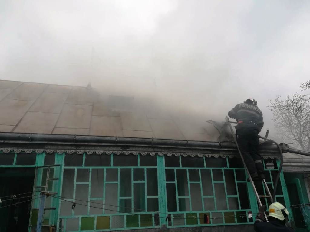 Incendiu-provocat-de-explozia-unei-butelii