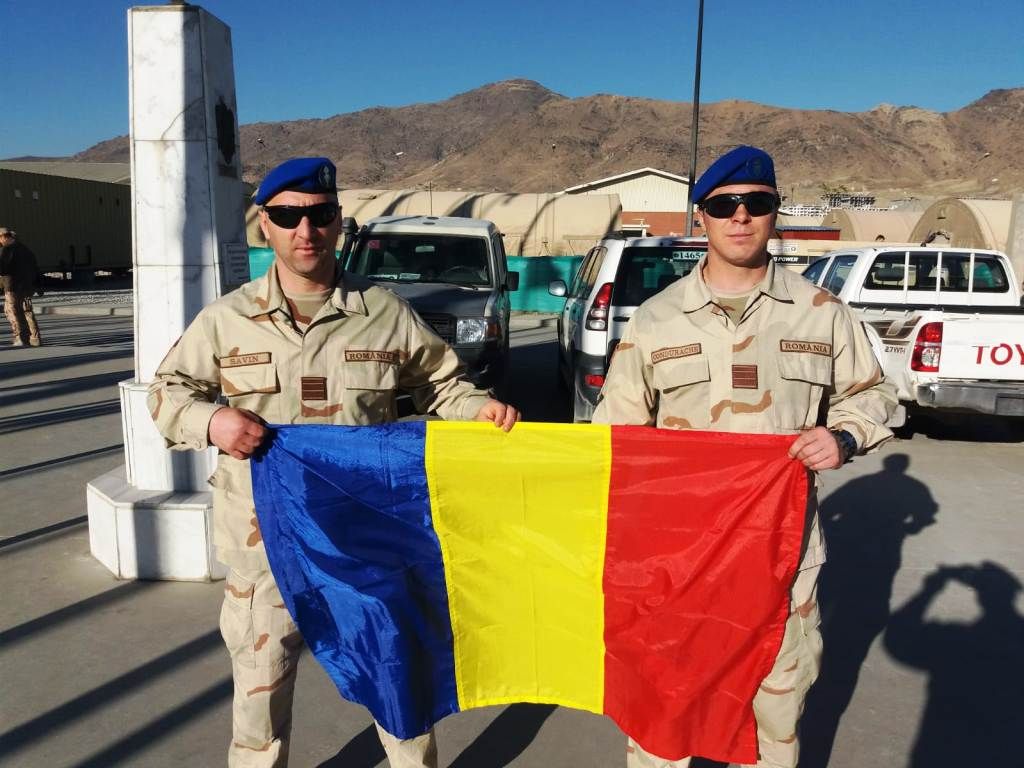 Plutonierii-adjutanți-Savin-Ionel-și-Condurache-Nicolae-Răzvan-ambii-din-cadrul-Inspectoratului-de-Jandarmi-Județean-Neamț-au-revenit-în-țară-după-6-luni-de-misiune-în-Afganistan.-2