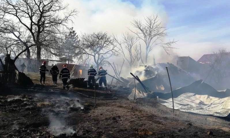 incendiu-la-o-fânărie-saivan-animale-din-comuna-Brusturi-sat-Poiana-3