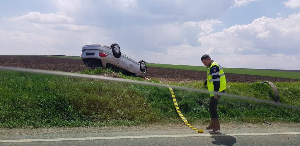 O maşină s-a răsturnat pe drumul dintre Piatra-Neamț și Roman (FOTO) (2)