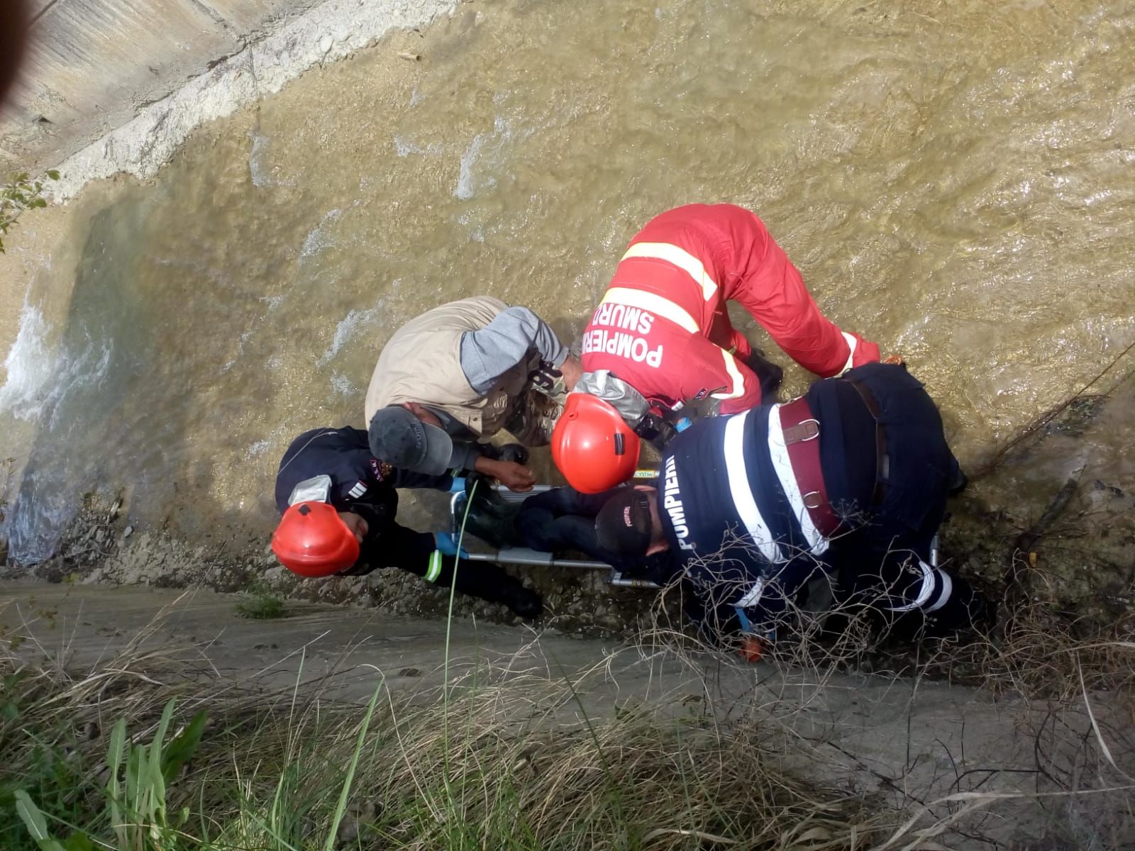 barbat canal salvat pompieri cazut (3) - Copy