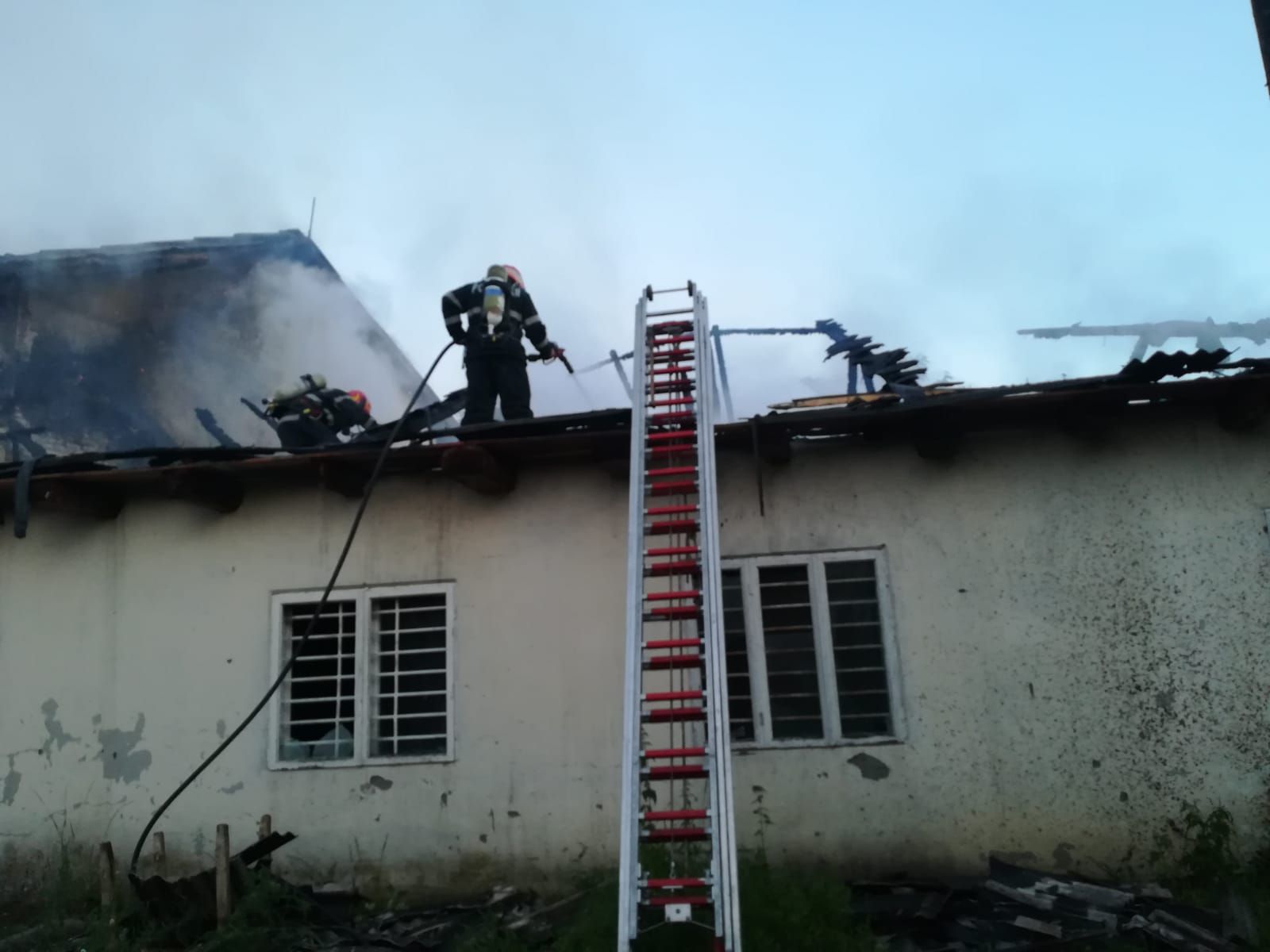 La-un-pas-de-o-catastrofă.-Clădire-cu-zeci-de-butelii-cu-oxigen-în-flăcări-FOTO-5