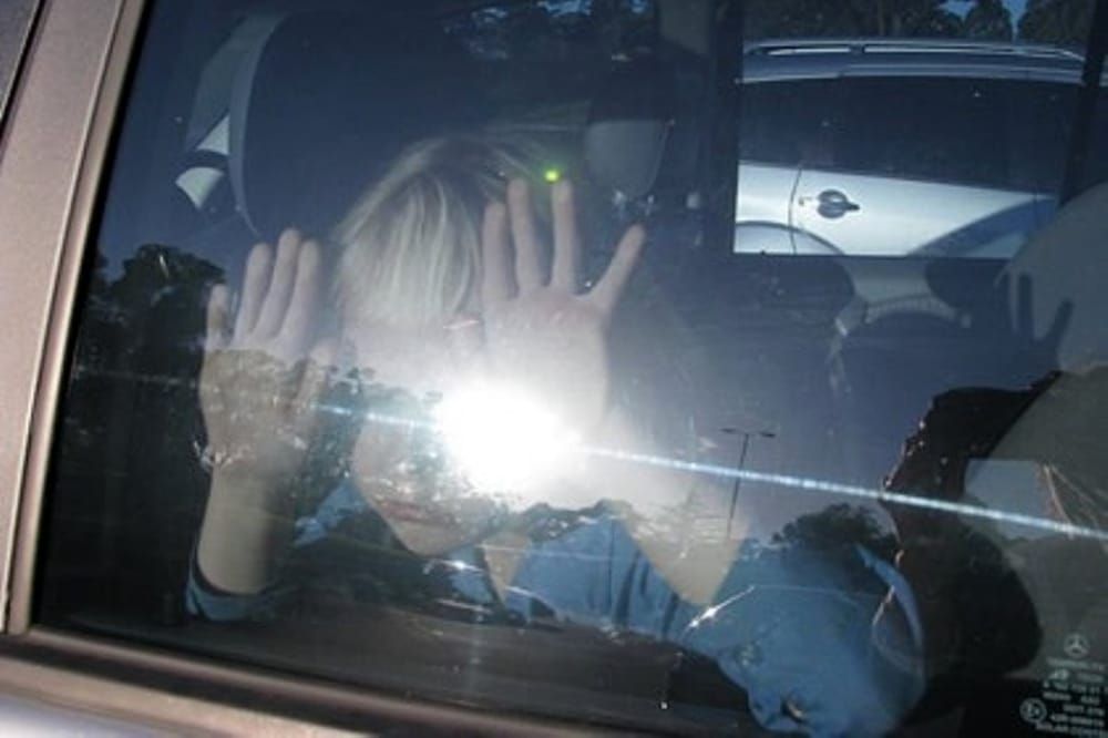 copil blocat in masina