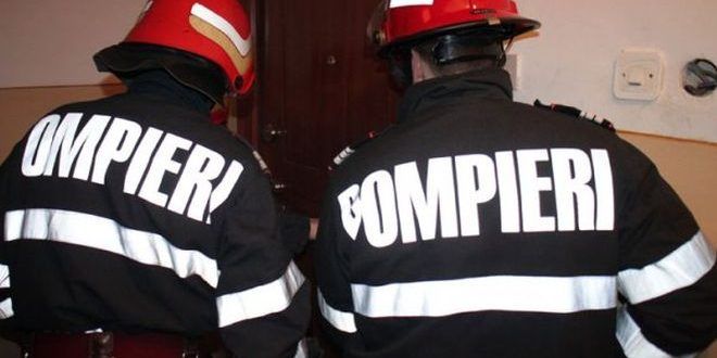 pompieri-deblocare-usa-barbat-gasit-mort
